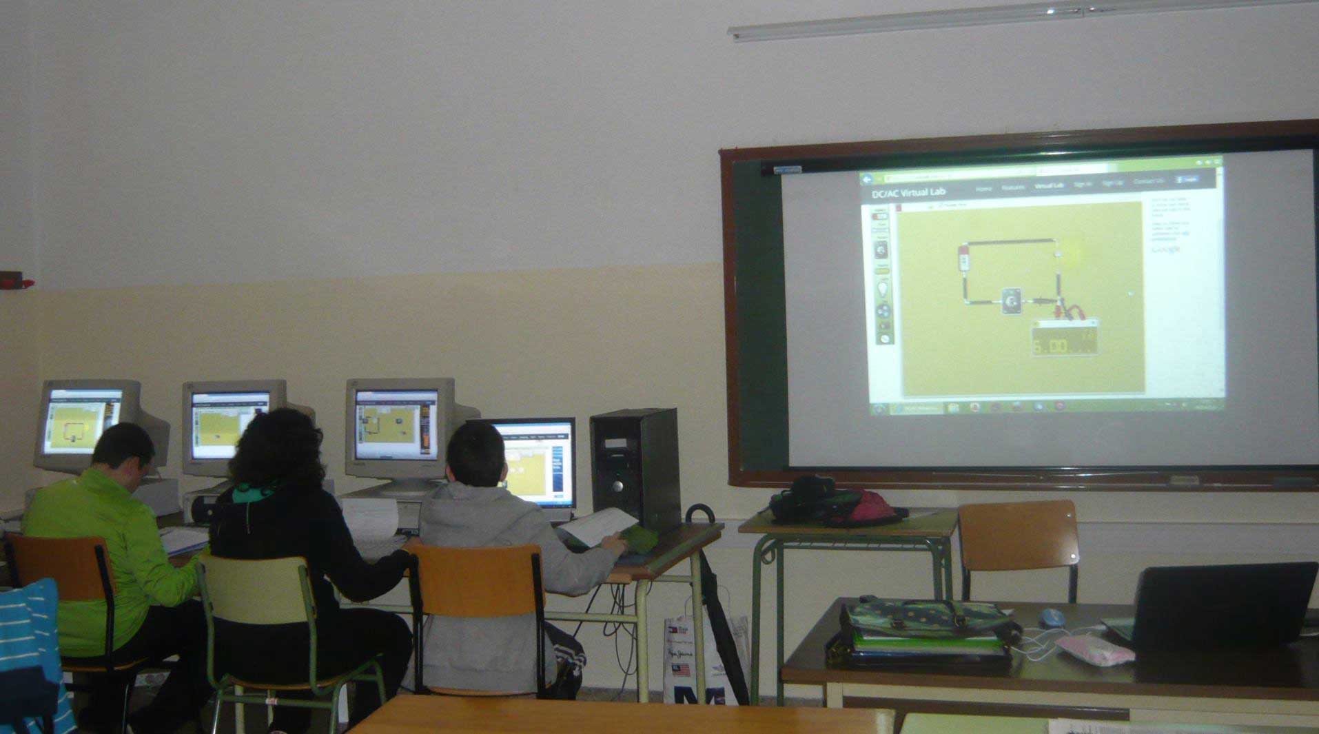 DCACLab at school, students having fun simulating circuits